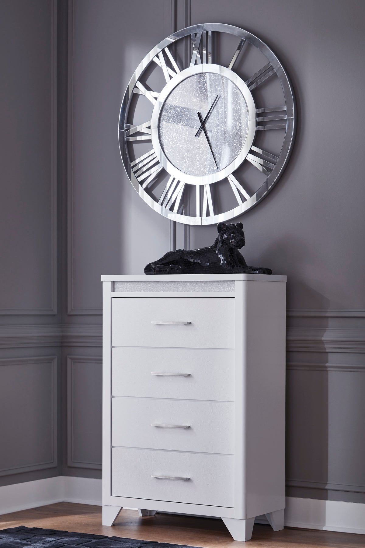 White 4-drawer chest of drawers with slim metal pulls and tapered legs