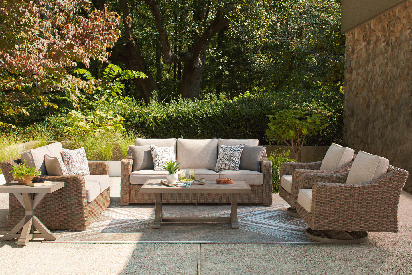 Revare Beach Swivel Lounge w/ Cushion